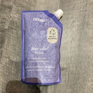 Amika Bust Your Brass Cool Blonde Conditioner in Lavender